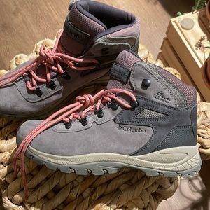 Columbia waterproof women’s hiking boots size 9